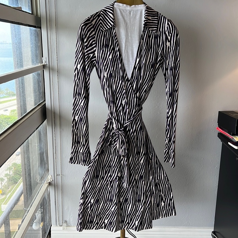 Vintage DVF Silk Classic long Sleeve Wrap in pristine condition